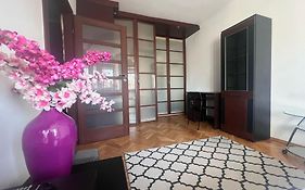 Plac Bankowy Apartment, Metro